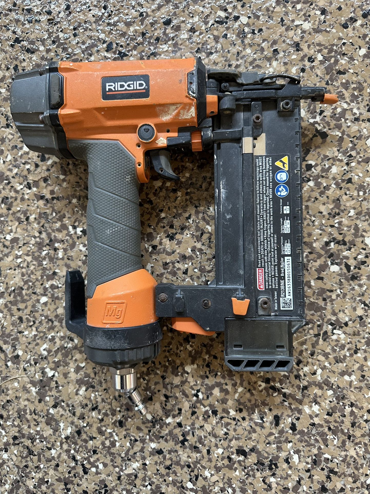 Ridgid R213BNE Brad Nailer