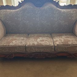 Beautiful living room set so full love seat and armchair, oversized moving cell