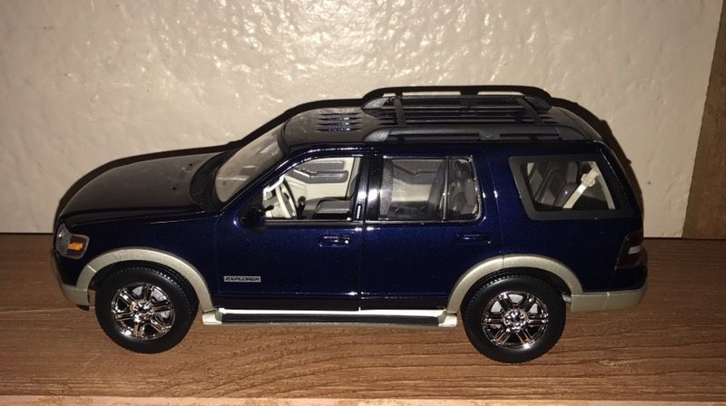 Welly 1:18 Scale Ford Explorer DieCast