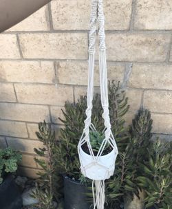 Macrame plant hanger
