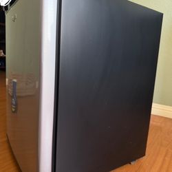 Whirlpool MINI Fridge 