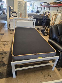 CAMA DE METAL CON COLCHON MUESTRA LOS 2 POR $200