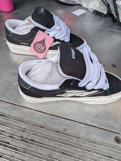 STRAYE Black & White Flame Skate Shoes – Men's 9 / Women's 10.5 – New w Box