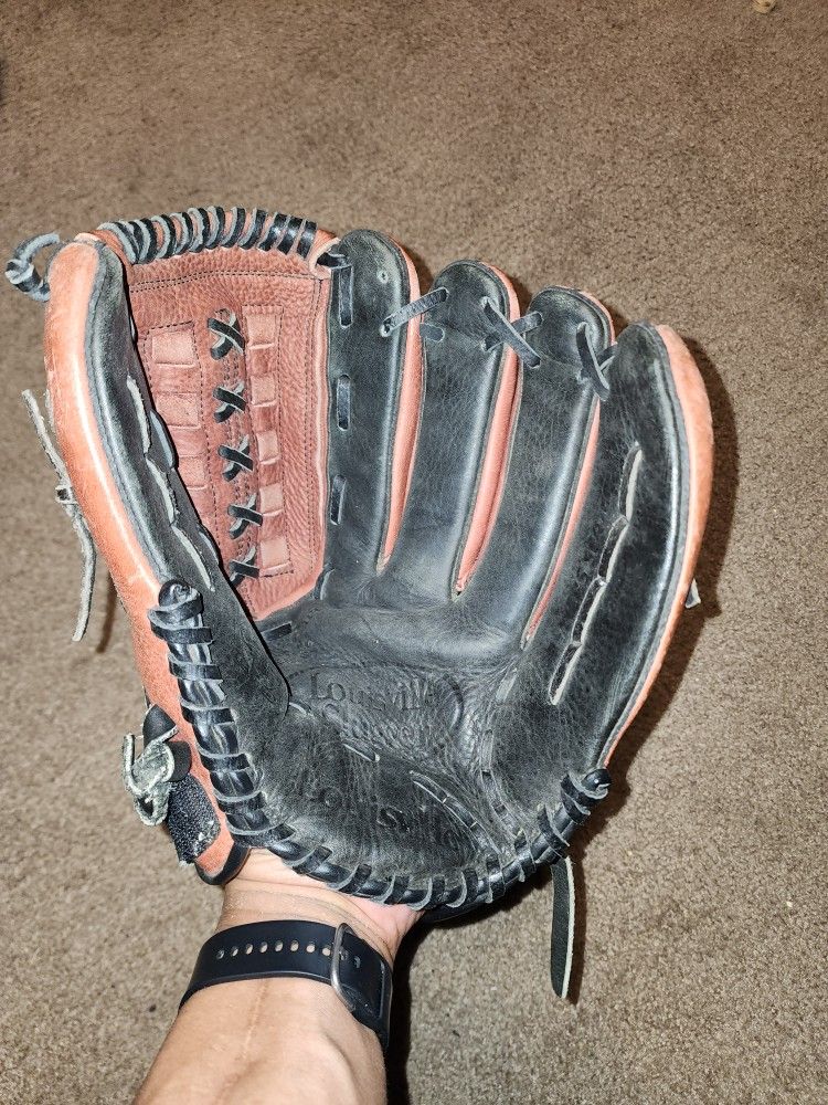 Louisville Slugger 13.5" RHT leather softball glove