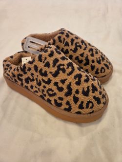 New Slippers Sandals Sz 7 & 9