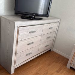 Dresser  & one Night Stand. Excellent 