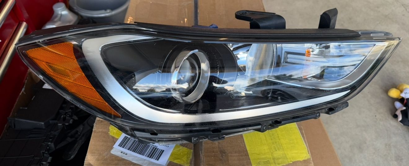 18 Elantra Headlight Assembly RH/passenger Side- Broken Tabs!