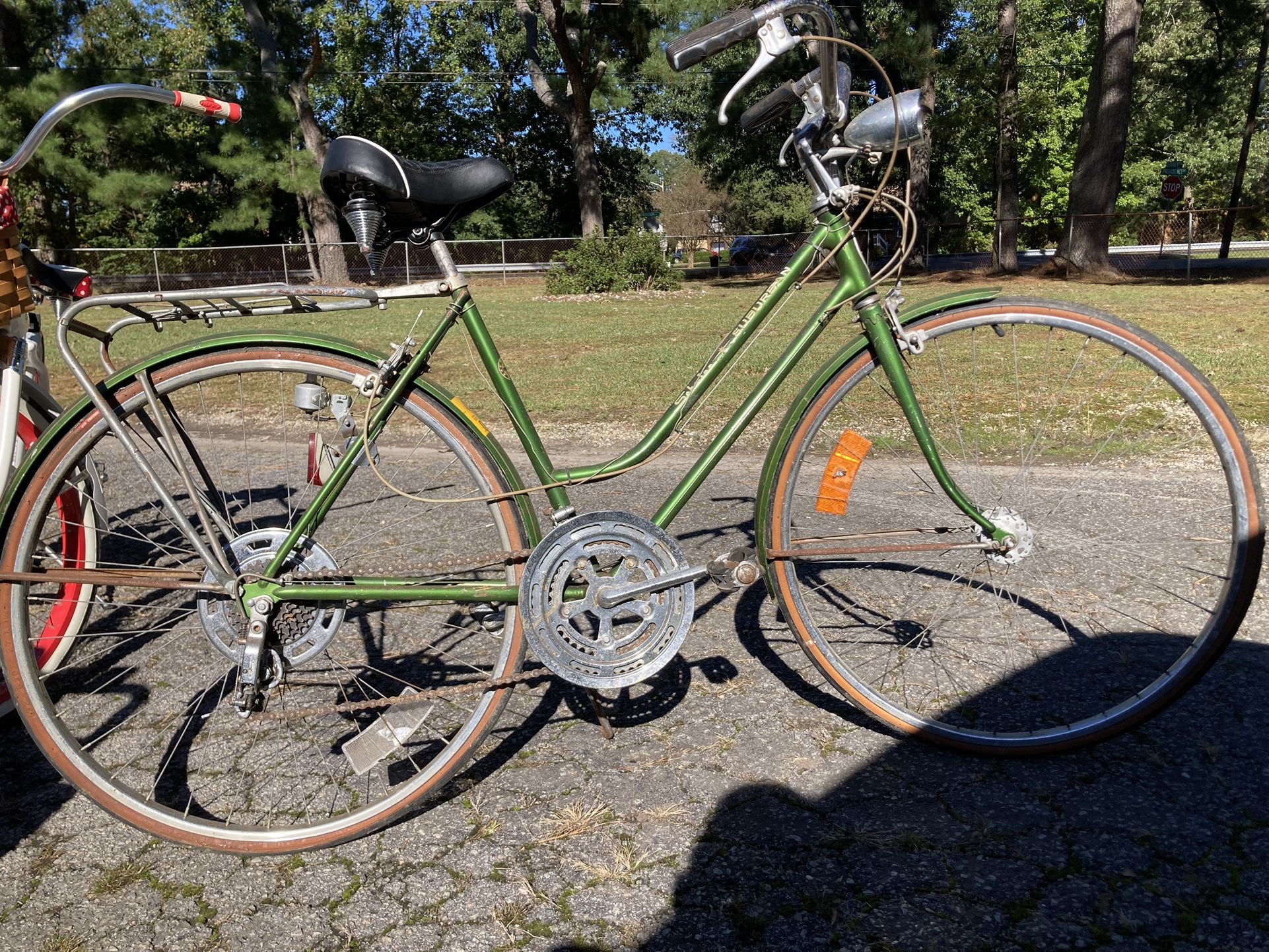 1972 Schwinn Suburban Cruiser Bike from 1970’s is a perfect ride for unisex adults. The green color and cruiser bar handlebar type give it a unique s