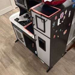 Melissa & Doug Pretend Play Kitchen