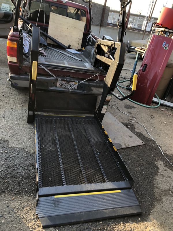 The “BRAUN MILLENNIUM” CENTURY Wheelchair Lift is hydraulic for Sale in