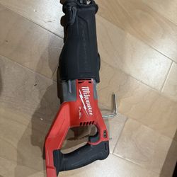 Milwaukee Super Saw  No Bateria