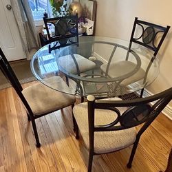 Glass Dinning Table (4) /Comedor De Vidrio. (4)