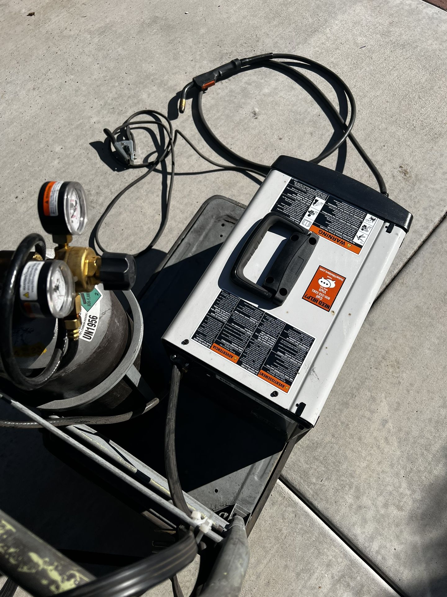 Hobart 190 220v Welding Machine with Gas Tank — Semi New