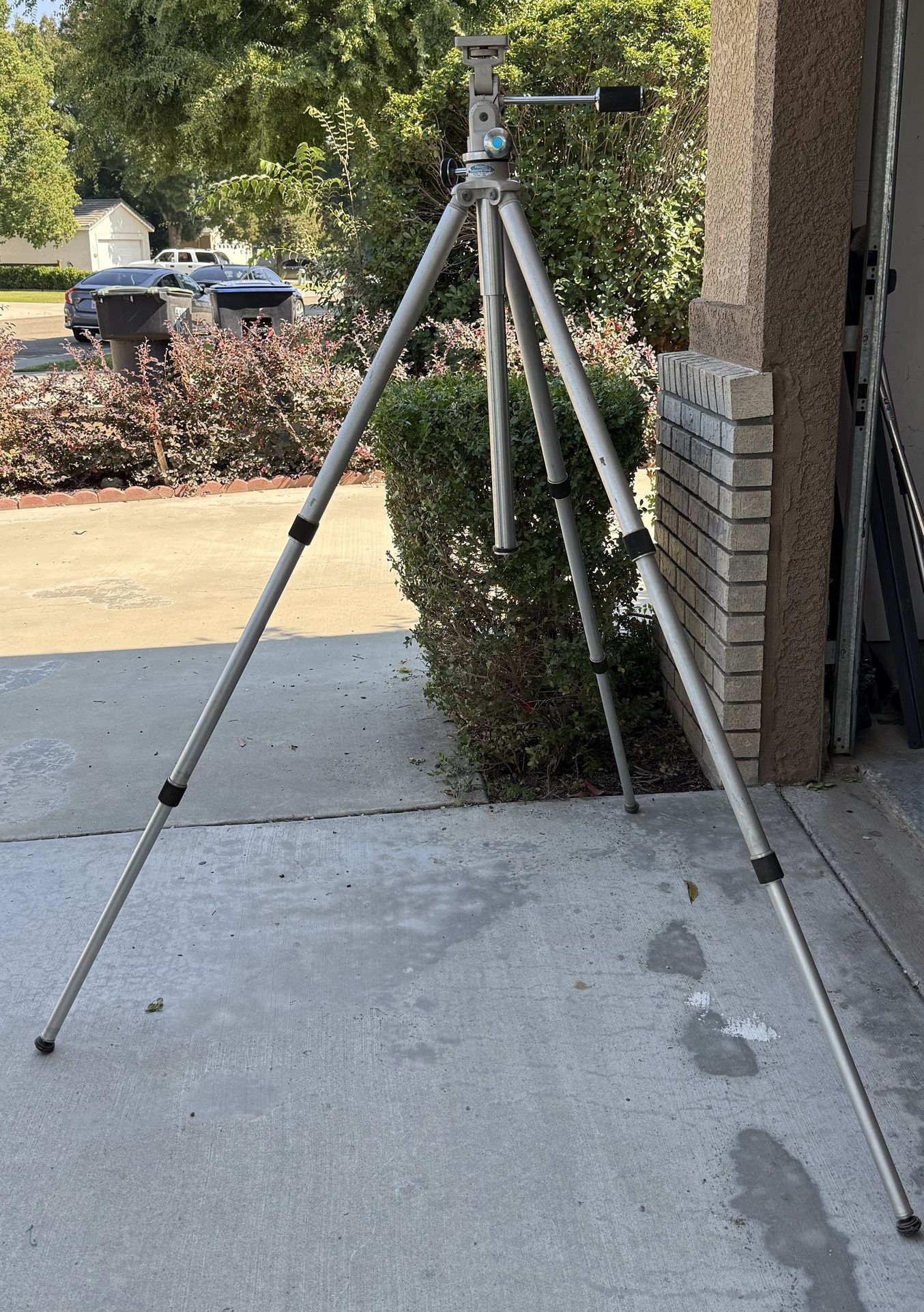 Vivitar Professional Tripod