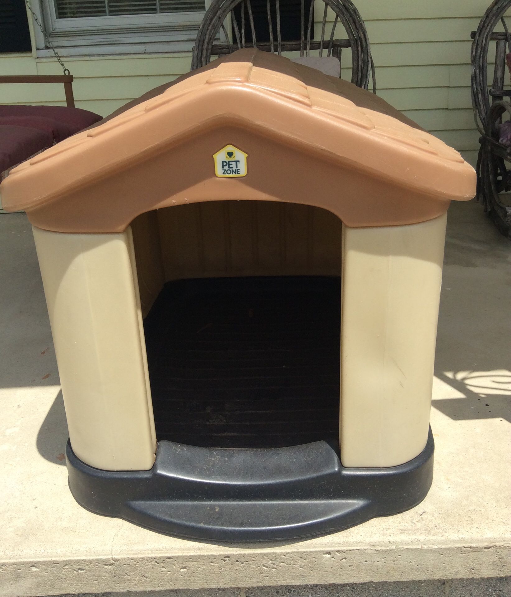 Pet zone doghouse