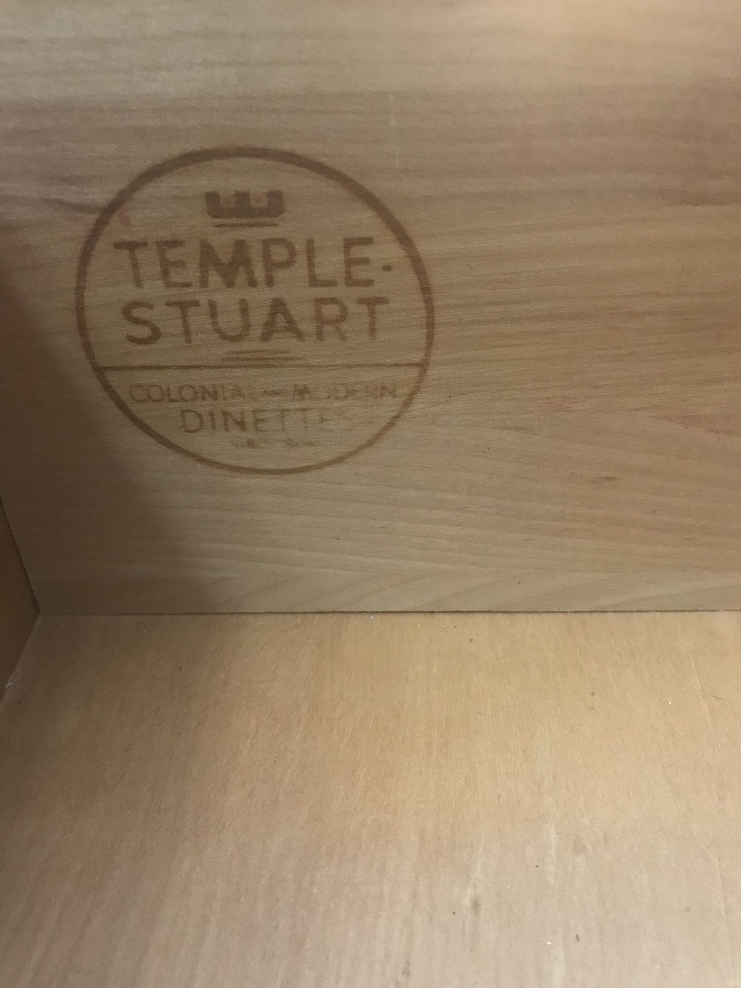 Temple Stuart Colonial Modern dinette set. Drop leaf table, 2 leaves, 1 captain chair, 5 regular, and hutch. Table dimensions 40” W x 57/1/2”L - hut