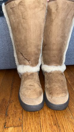 SUNBURST TALL UGGS IN SIZE 9 IN WOMEN