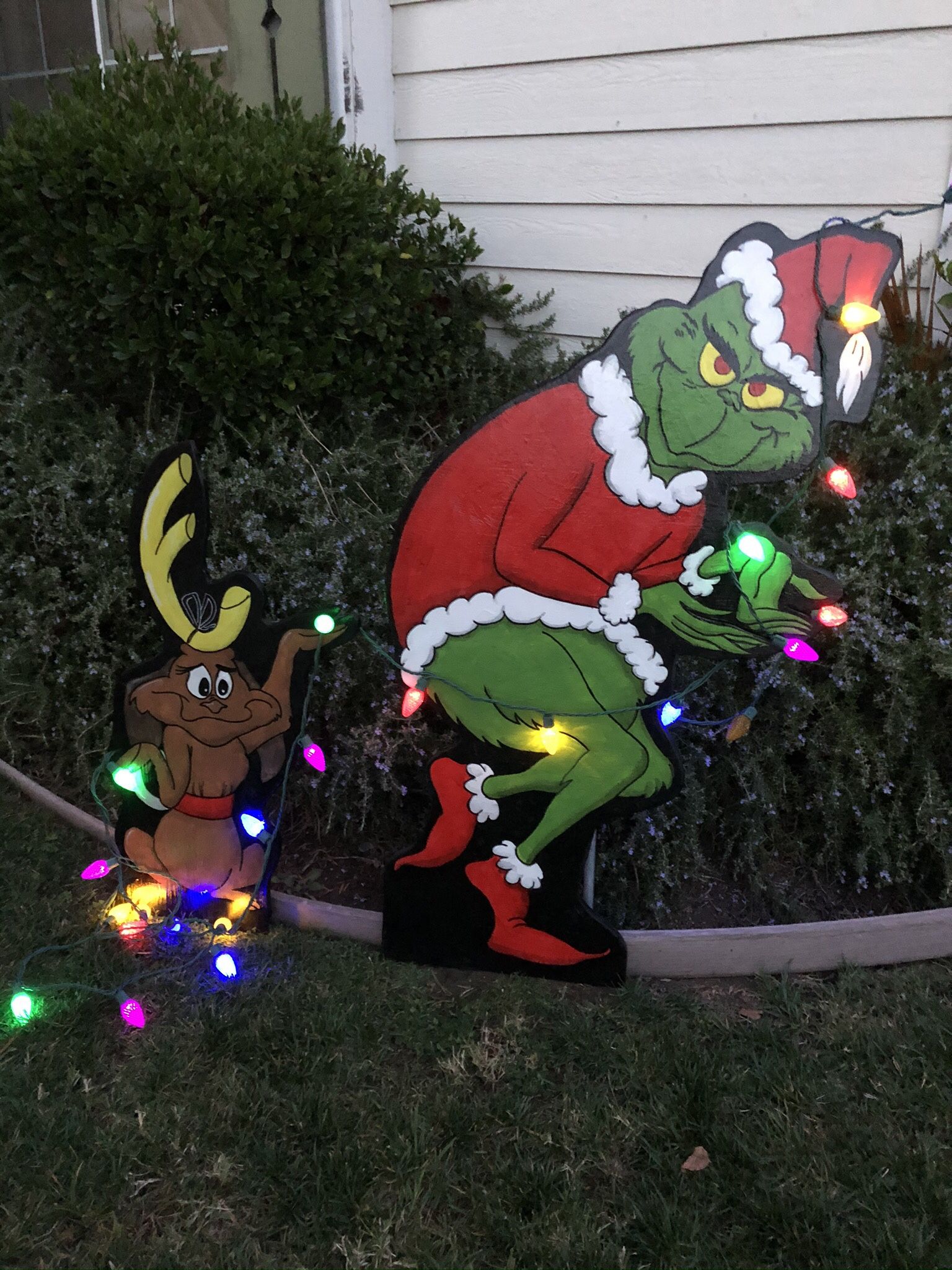 THE GRINCH AND MAX STEALING CHRISTMAS LIGHTS Lawn Art