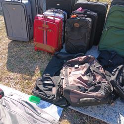 LOTS OF NICE LUGGAGE 