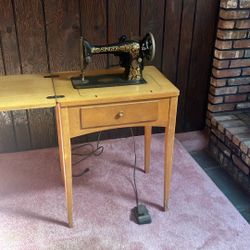 Vintage Singer Model 66 “Red Eye” Sewing Machine – Early 1900s – Fully Working w/ Light