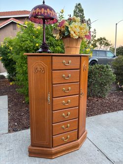 7 Drawer Jewelry Dresser Chest of Drawers Furniture Great Condition