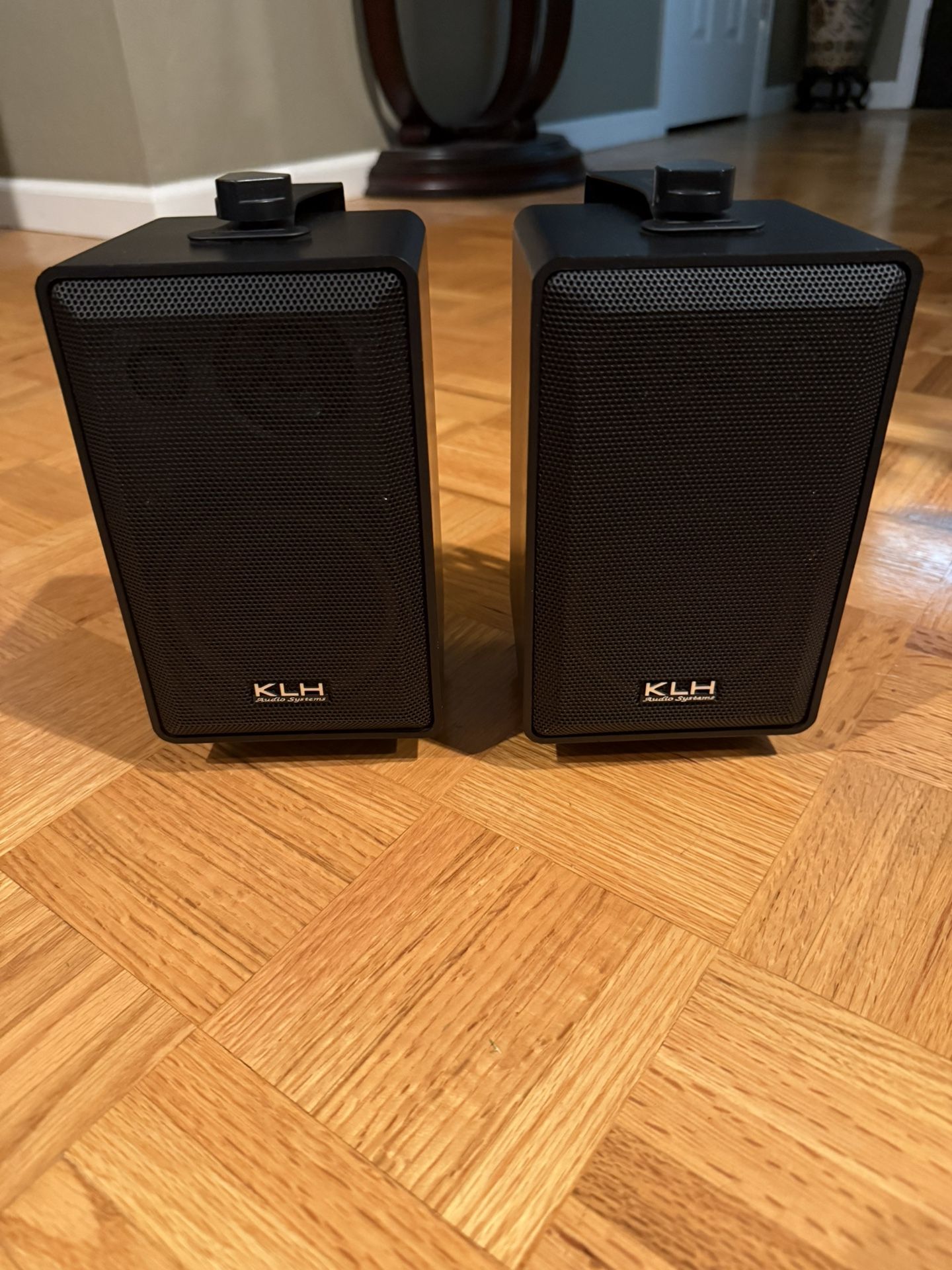 KLH 970A Indoor/Outdoor Speakers W/Mounts (Like New)