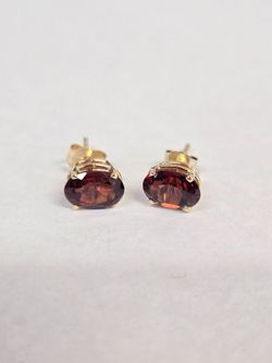 14kt Gold Garnet Stud Earrings