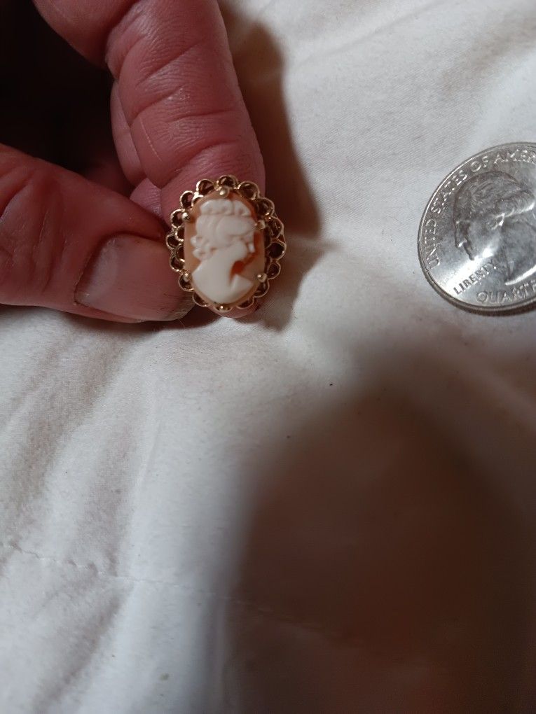 Gold Cameo Ring