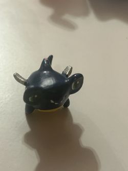 dark blue Hatchimals CollEGGtibles Season 5 Mermal Magic character named Hammerhart (the hammerhead shark). It has a rounded dark body, big eyes, side