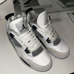 Jordan Retro 4– Military Black, size 7 in women, 5.5 men
