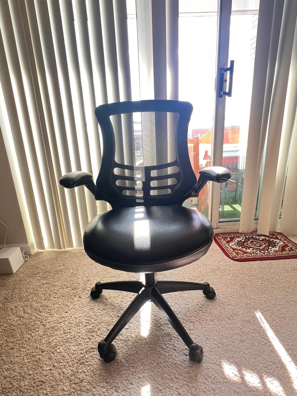 Comfortable Office Computer Desk Chair with High-Back Mesh and Leather Seat