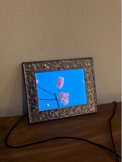 Aura digital photo frame