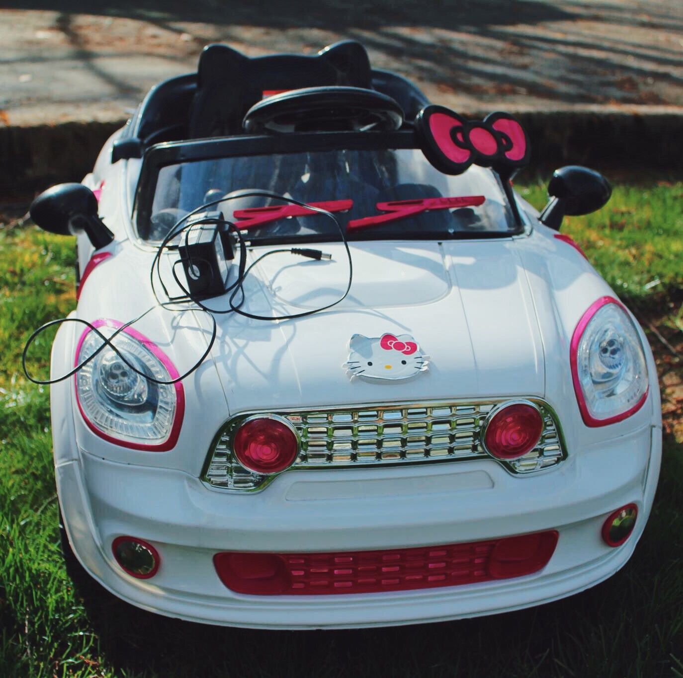 Hello Kitty White Coupe - Kids Car (6v Powered Riding Toy)