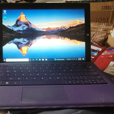 Microsoft 12.3  in. Surface Pro (2017) with 256 GB Storage