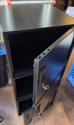 Lockers 3 tier. Metal
