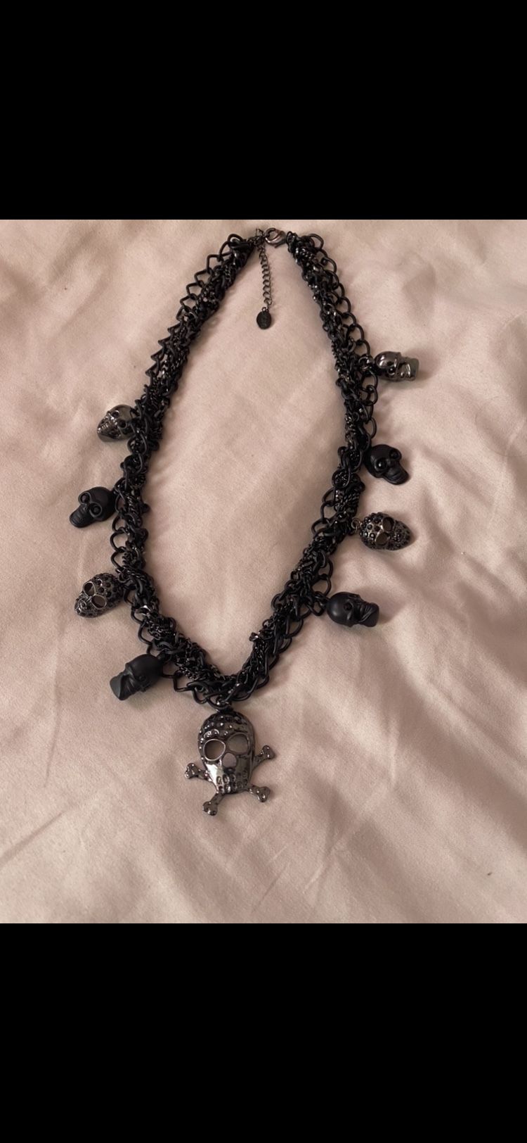 Metal Choker With Skulls 