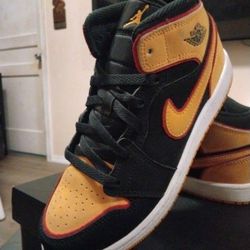 Little Kid's 3Y Jordan 1 Mid SE "Black Vivid Orange" (FJ4925 008) Size 3*  *$ Make an Offer✅