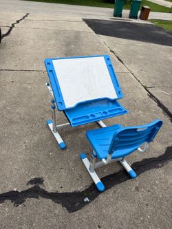 Adjustable size kids desk