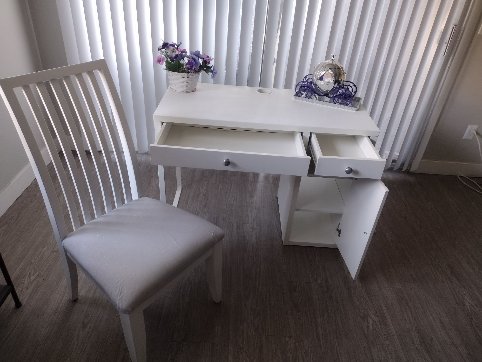 White Desk And Chair 