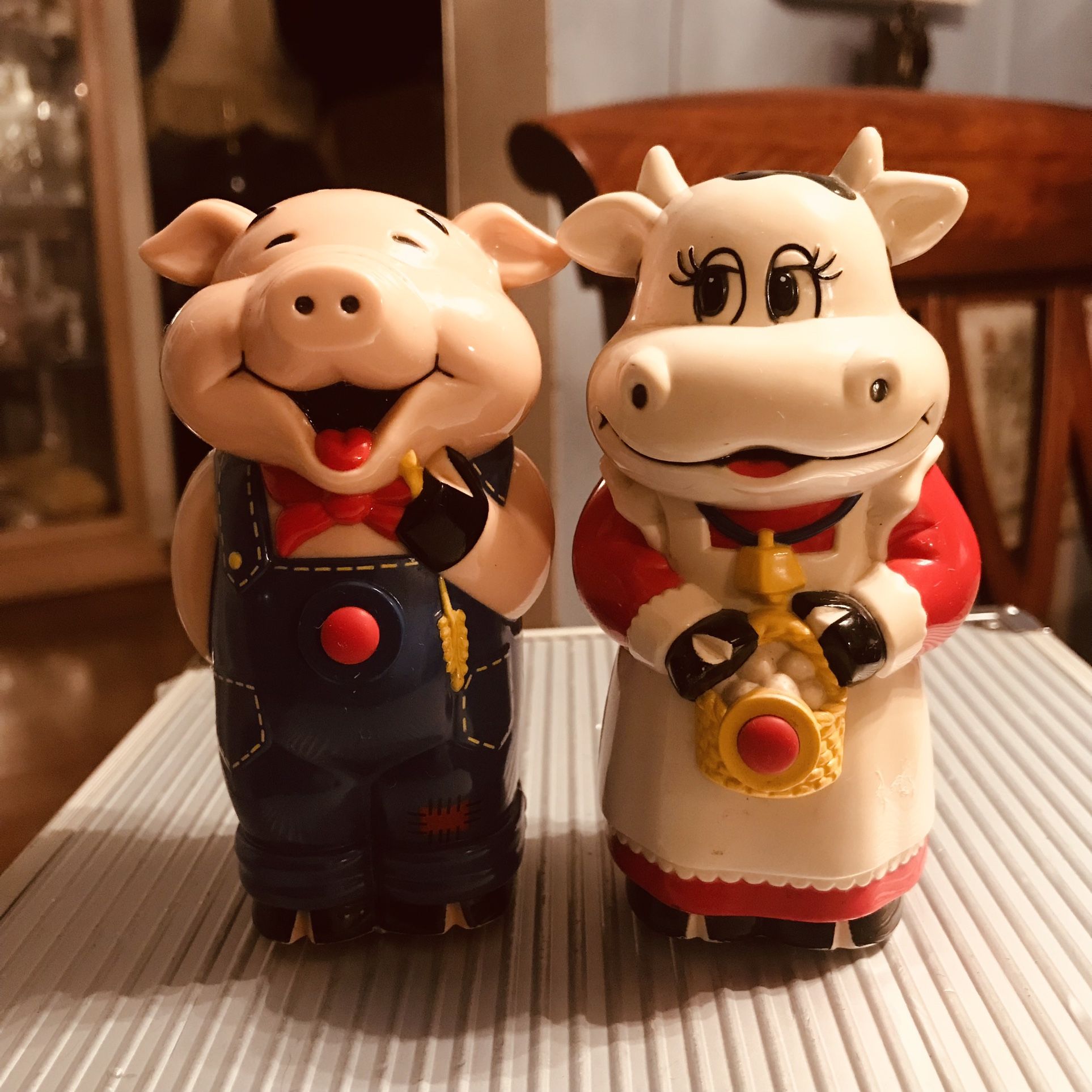 Vintage Battery Operated Salt And Pepper Shakers They Make Pig And Cow Sounds 2AA Batteries
