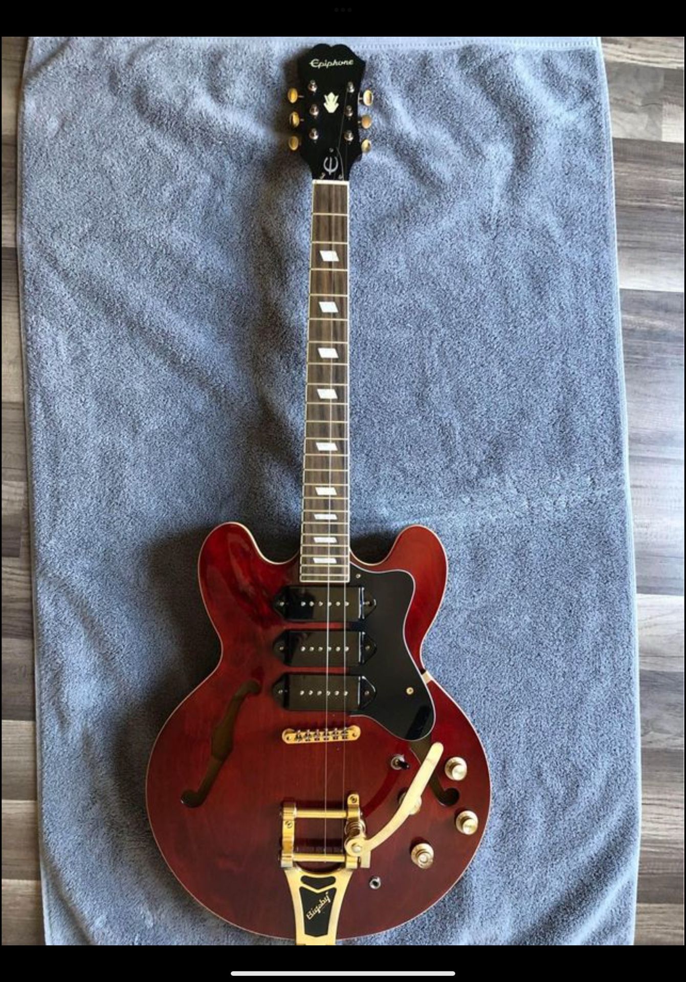 Beautiful Epiphone Riviera P93. Mint Condition. New Strings. $ 445