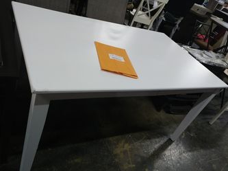 New tabke has some damage on the corners as shown