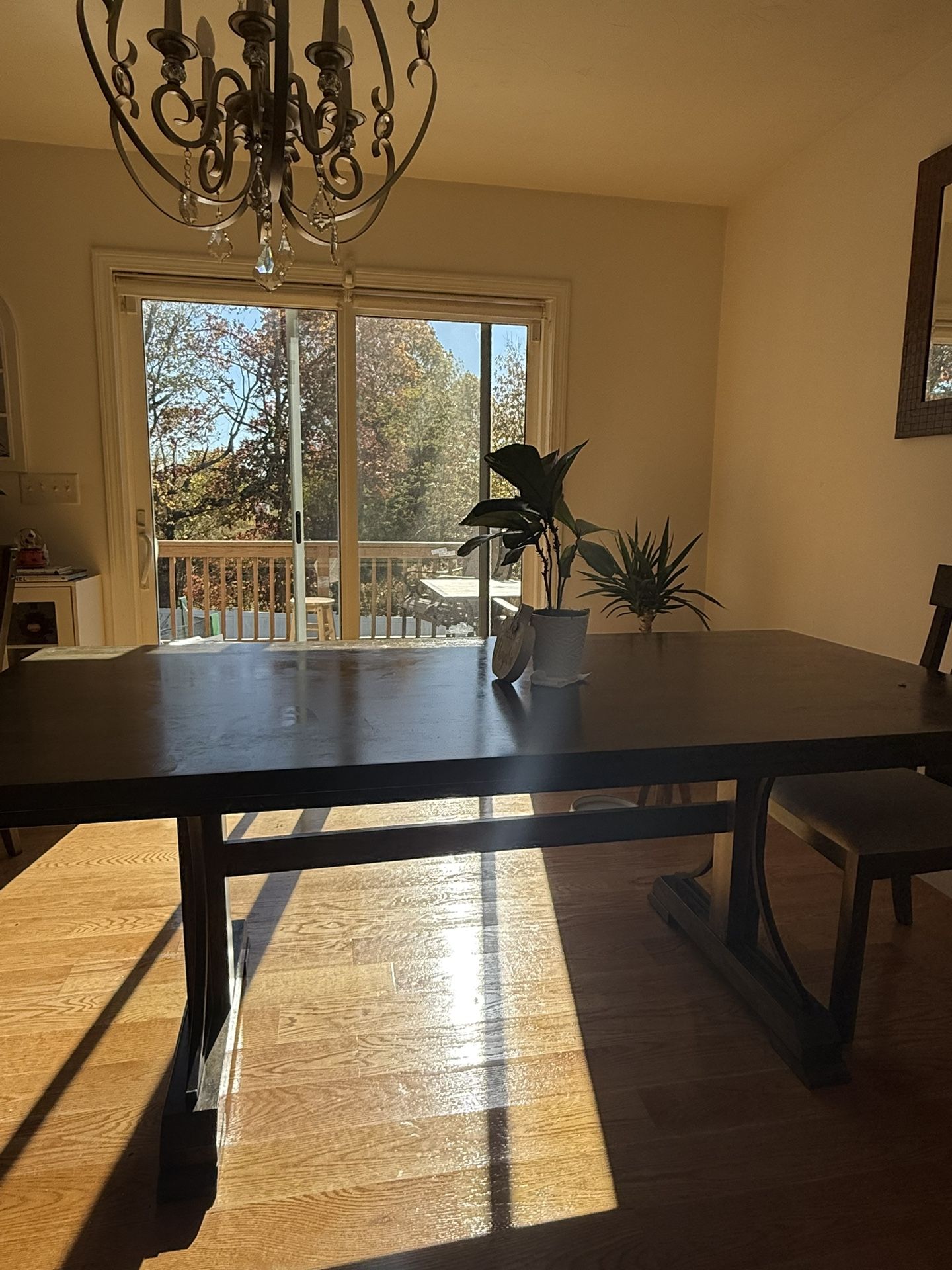 Elegant Wooden Table Without Chairs / Mesa Elegante Sin Sillas 