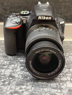 Nikon D5600 W / lens Nikon 18-55 mm One Battery w/ original Charger great condition working perfect.