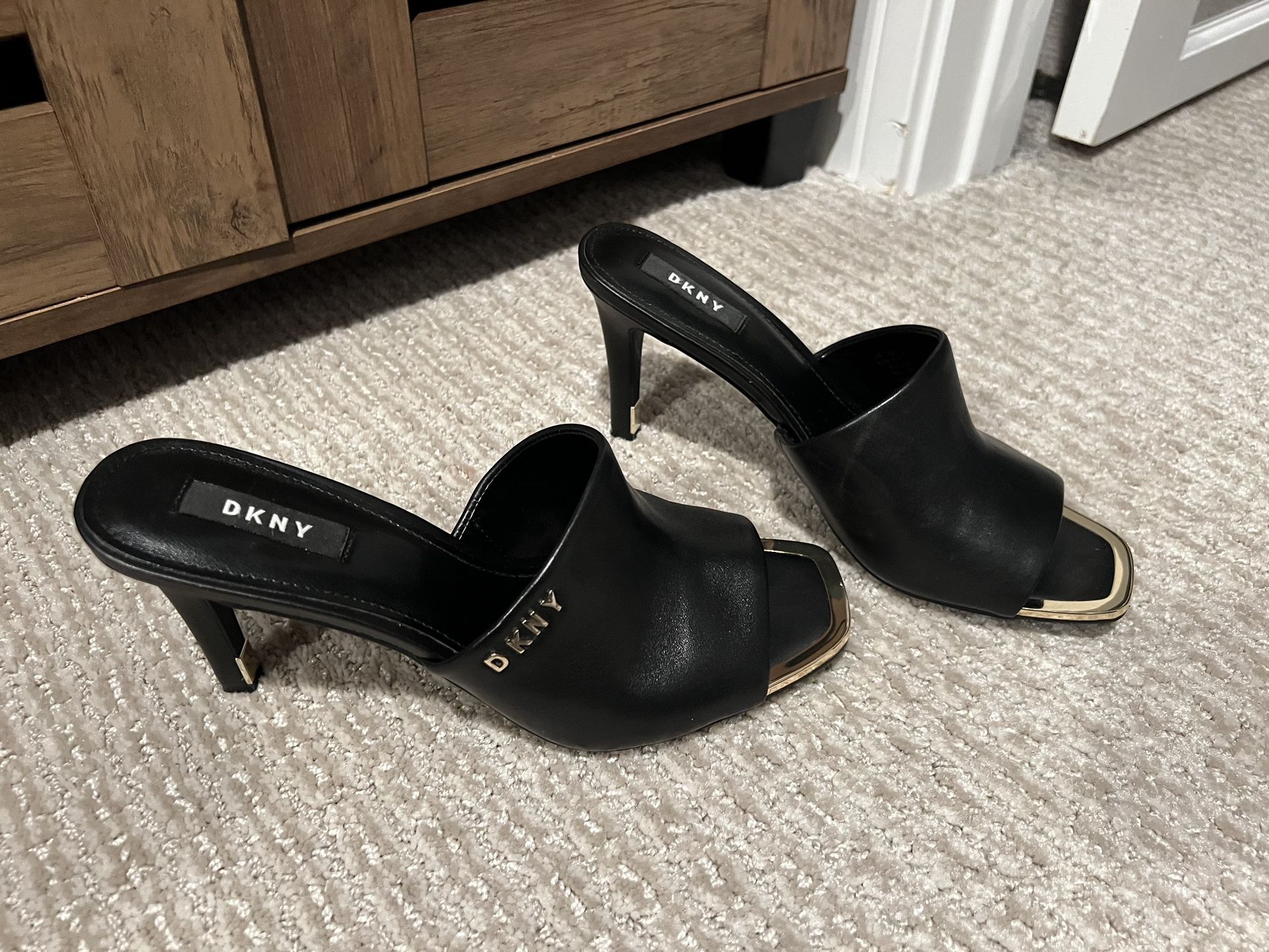 NEW DKNY SHOES SIZE
