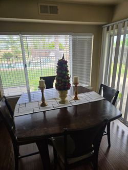 4 SEAT WOOD DINNING TABLE