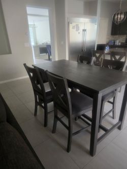 Dining Room table / 4 chairs