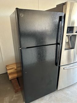 GE Refrigerator (1 Month Warranty)
