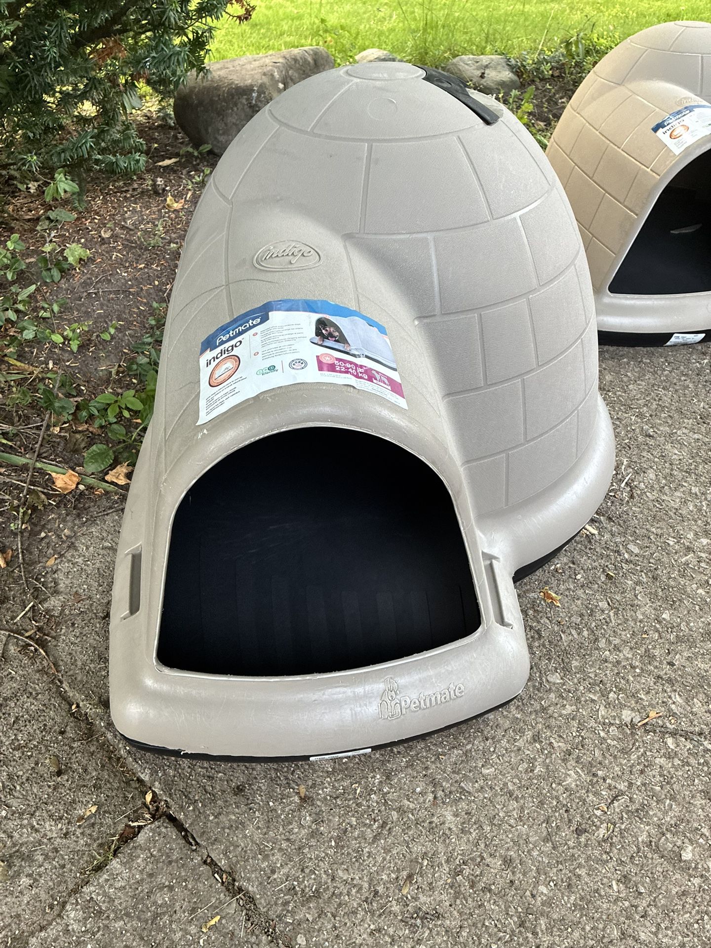Pet mate Igloo Style Dog House  50 To 90lbs Dogs 