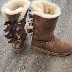 Ugg Boots - Bailey Bow - Women's size 4
